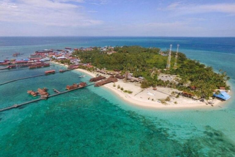 5 Pantai Terindah di Kalimantan, Pasir Putih dan Air Laut Biru
