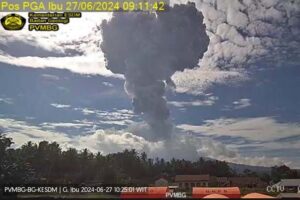 Gunung Ibu Erupsi Dahsyat Pagi Ini, Luncurkan 4.000 Meter Abu Vulkanik