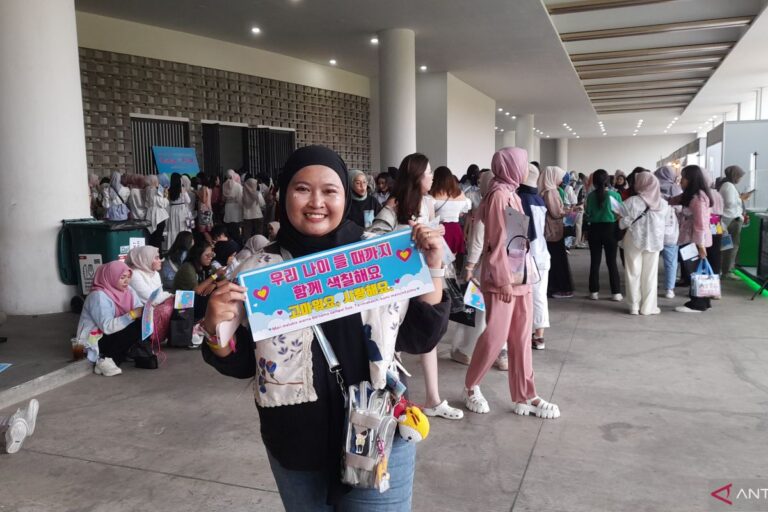 Para penggemar kompak berbatik dalam jumpa fan Kim Seon-ho di Jakarta
