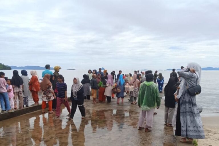 Speedboat Terbalik Dihantam Ombak Besar di Tapteng, 2 Penumpang Tewas