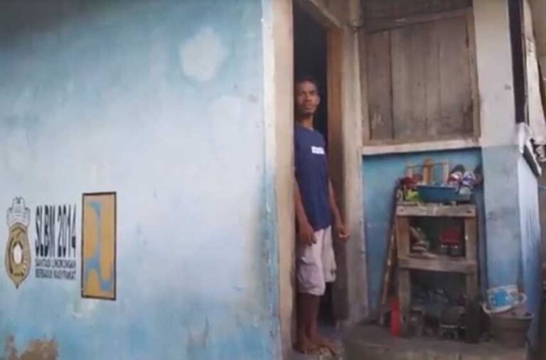 Tidak Punya Rumah, Satu Keluarga di Buton Tinggal di Toilet Umum