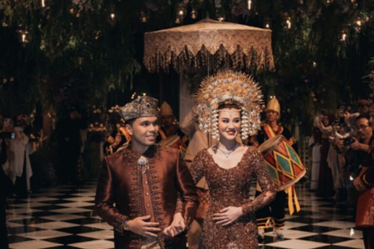 16 Artis Indonesia yang Menikah dengan Baju Adat Minang