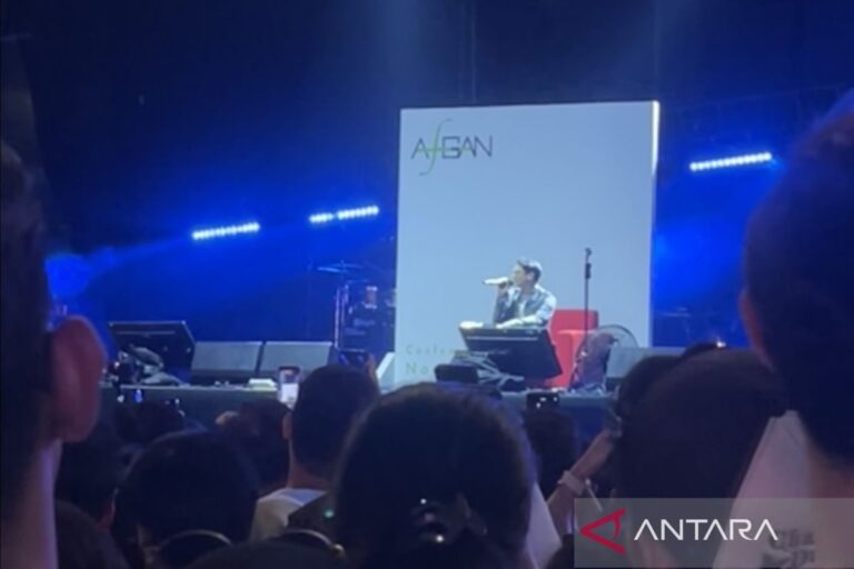 Afgan menghibur penonton dengan lagu-lagu lamanya di Pestapora 2024