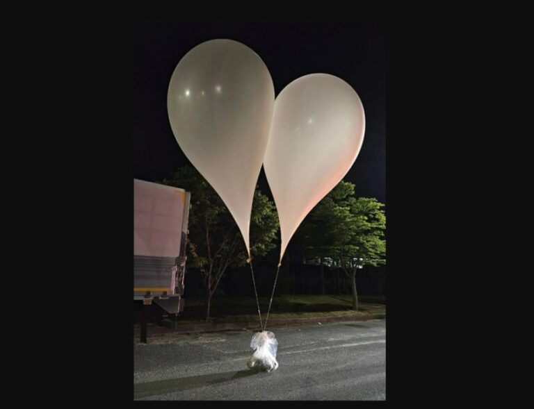 Bandara Incheon Ditutup karena Diserbu Balon Sampah dari Korea Utara