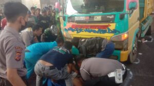 Brak! Dump Truk Tabrak Motor di Cileunyi, 2 Tewas dan 1 Luka Berat