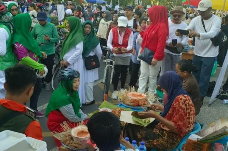 Cagub NTB Sitti Rohmi Djalilah Berdialog dengan Pedagang di Area CFD Mataram