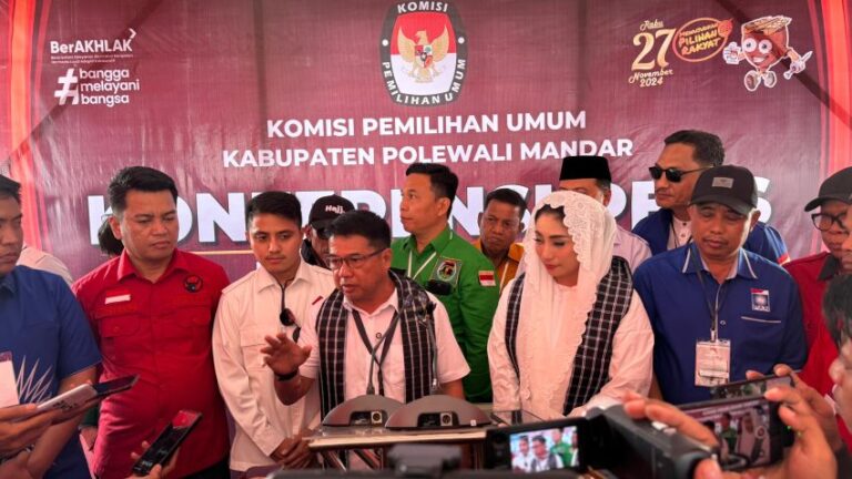 Diantar Ribuan Pendukung, Bebas Manggazali dan Siti Rahmawati Daftar ke KPU Polman