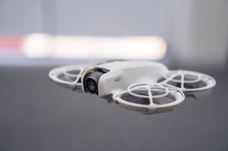 DJI Neo: Drone Mini Ramah Kantong untuk Pemula, tapi Jangan Harap Hasil Profesional