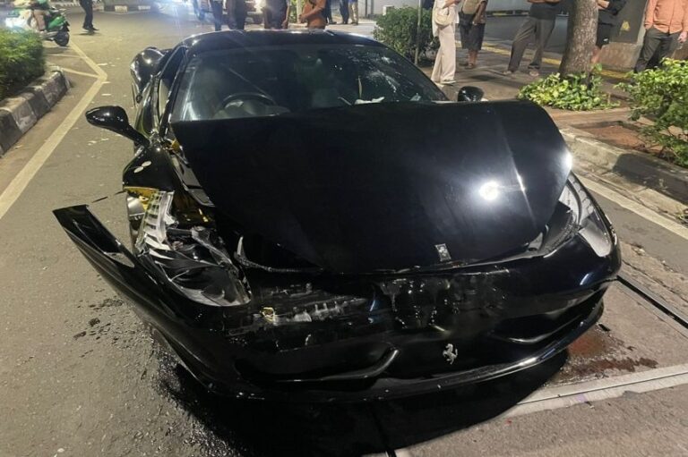 Ferrari Ringsek Tabrak Mercy di Pasar Santa, Pengemudi Sepakat Damai