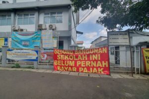 Gerbang SMAN 8 Tangsel Ditutup Plang dan Spanduk Ahli Waris