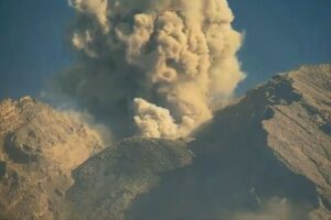 Gunung Semeru Meletus Sebanyak 16 Kali, Ini Penampakannya