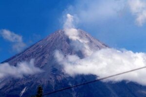 Gunung Semeru Mengamuk! Muntahkan Lava Pijar 28 Kali Sejauh 2.500 Meter