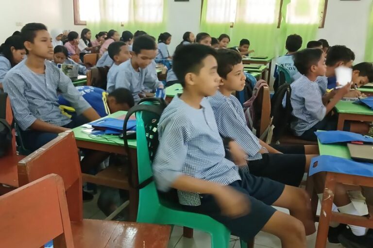 Guru dan Siswa di Ambon Ikuti Workshop Makin Cakap Digital