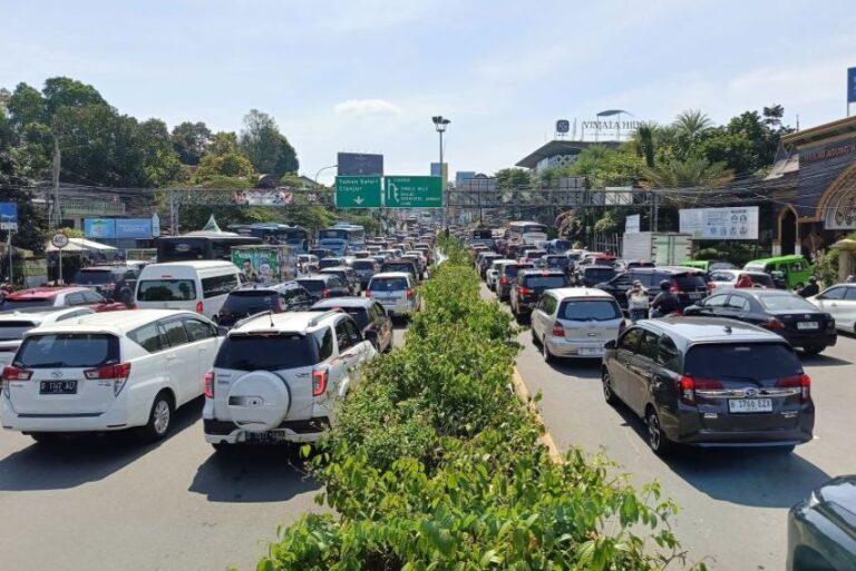 Hari Pertama Long Weekend, Lalin Menuju Puncak Diberlakukan One Way