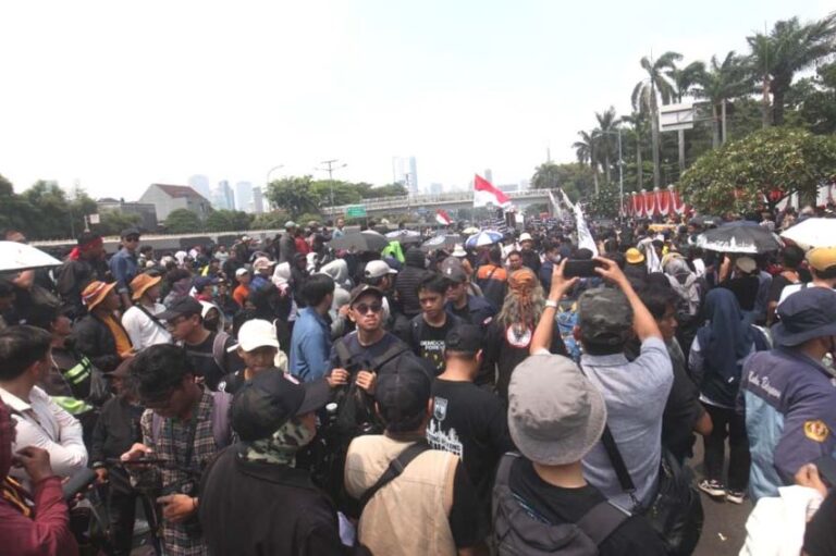 Imbas Demo di Patung Kuda dan DPR, Transjakarta Alihkan Layanan Sejumlah Koridor