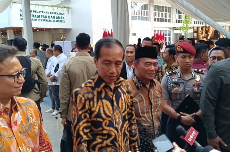 Jokowi Izinkan Risma Maju Pilgub Jawa Timur 2024