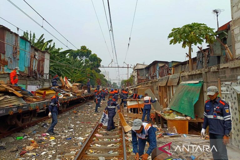 KAI gelar aksi bersih-bersih sampah di jalur kereta api dan stasiun