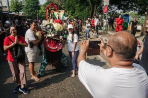 Kemeriahan perayaan budaya Gotong Toapekong di Tangerang