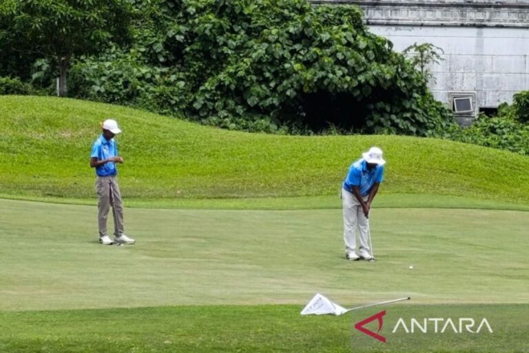 Kentaro lanjutkan pertandingan golf “foursome” meski sempat pingsan