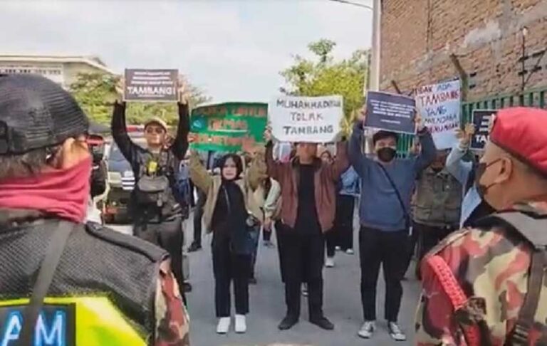 Mahasiswa Yogya Demo Minta Muhammadiyah Tolak Izin Tambang dari Pemerintah