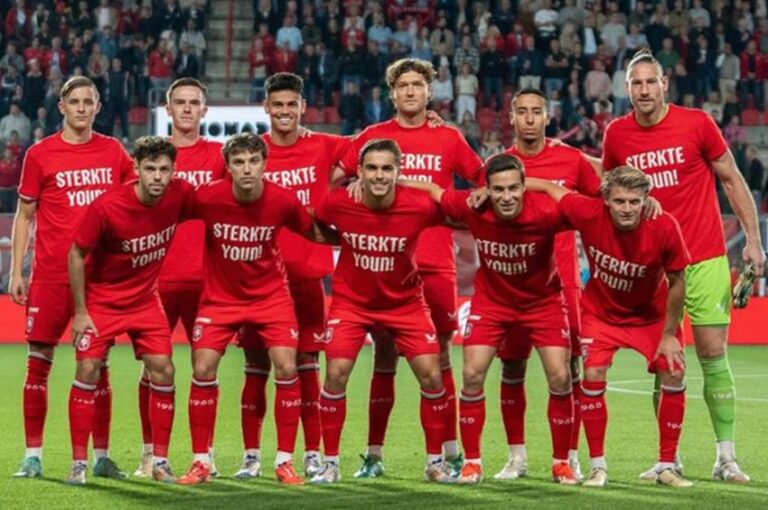 Mees Hilgers Bentangkan Bendera Merah Putih usai FC Twente Gilas SC Heerenven