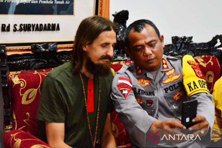 Menlu Selandia Baru sambut dibebaskannya pilot Philip Mehrtens