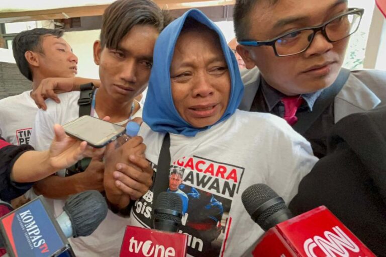 Momen Haru Keluarga Pegi Setiawan Diputus Bebas di PN Bandung, Kartini Sujud Syukur