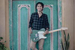 Peduli Palestina, Eross Sheila On 7 Lelang Gitar Kesayangan untuk Bantu Gaza