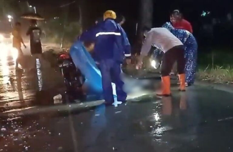 Pelajar di Ngawi Tewas usai Tabrak Truk Mogok di Tengah Jalan