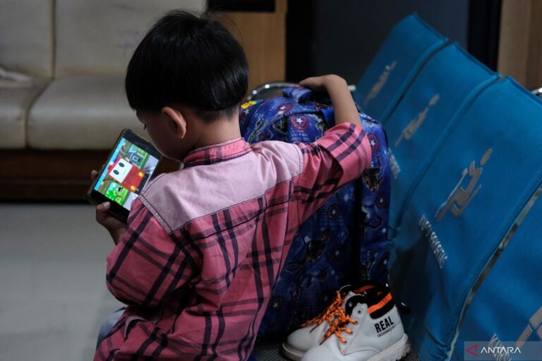 Penggunaan gadget oleh orang tua bisa ciptakan pola serupa pada anak