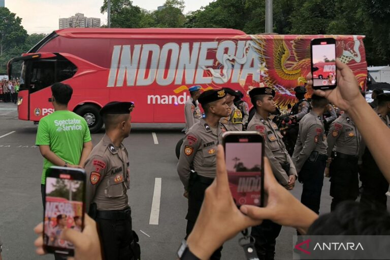 Penonton Timnas Indonesia lawan Australia diimbau naik angkutan umum