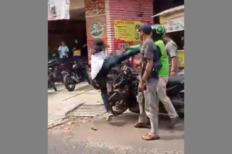 Pertahankan Motornya, Ojol Ditendang Debt Collector di Bekasi