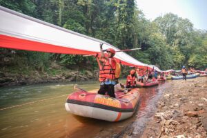 Pertamina Patra Niaga membersihkan Sungai Ciliwung untuk HUT Ke-79 RI