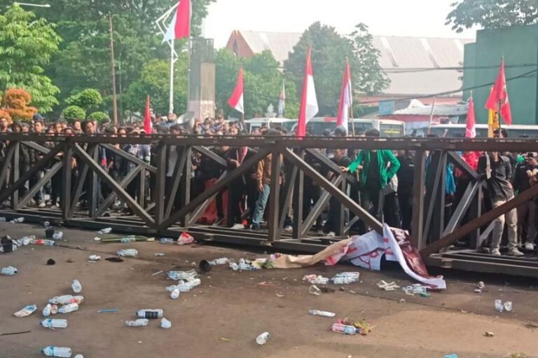 Pintu Gerbang Pancasila DPR Jebol, Polisi Bertameng hingga Baracuda Disiagakan