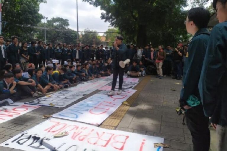 Polemik UKT ITB, Bayar Kuliah Pakai Pinjol hingga Wajibkan Penerima Beasiswa UKT Kerja Paruh Waktu