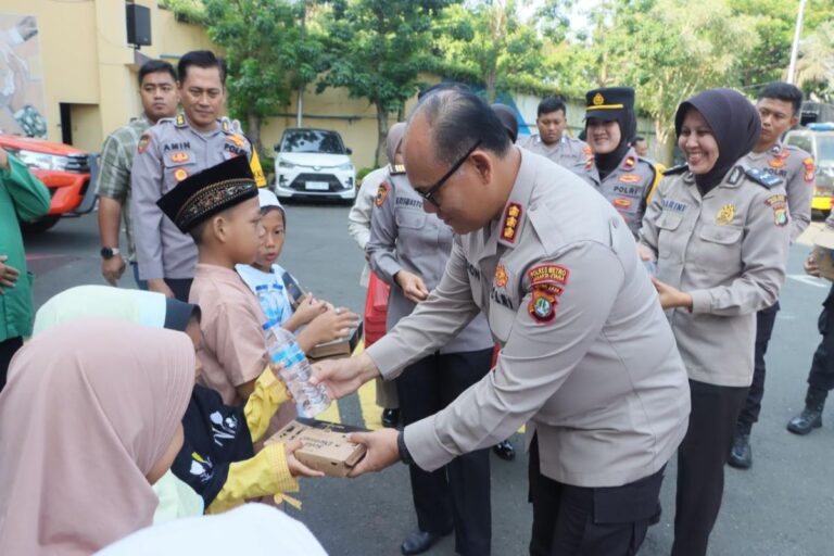 Polres Jakut bagikan 300 paket makan siang untuk anak yatim