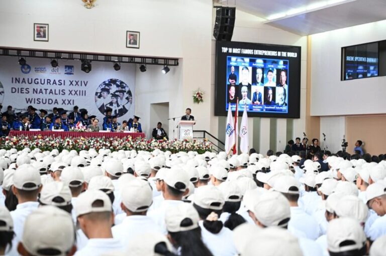 Prof. Bob Foster Ingatkan Urgensi Kewirausahaan di Inaugurasi Maba dan Dies Natalis IT Del 2024