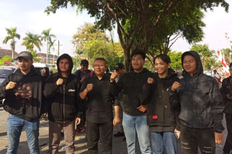 Ratusan Dosen UII Yogyakarta Turun ke Jalan Malioboro Demo Dukung Putusan MK