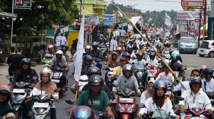 Ribuan Pendukung Antar Pasangan Bursah Zarnubi-Widia Ningsih Mendaftar ke KPU Lahat