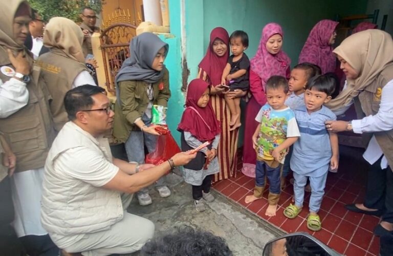 Ridwan Kamil Bagi-bagi Cokelat saat Blusukan di Pancoran