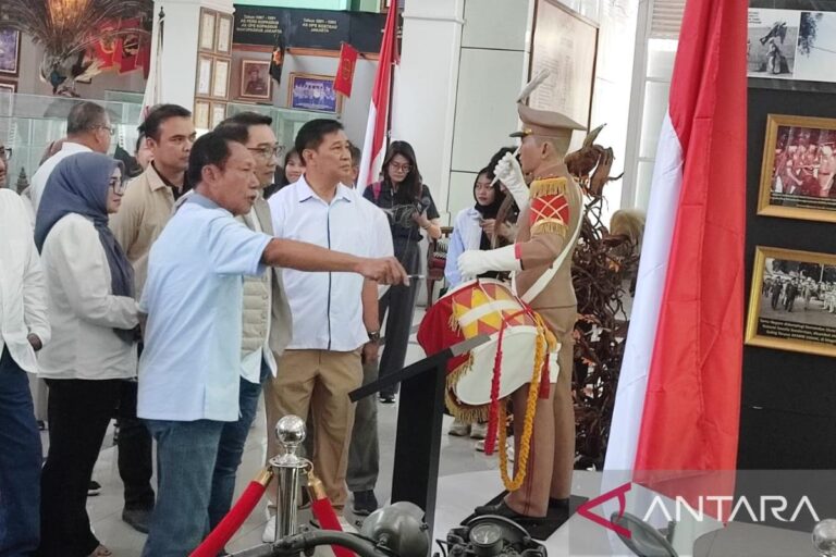 Ridwan Kamil sambangi kediaman Sutiyoso di Bekasi