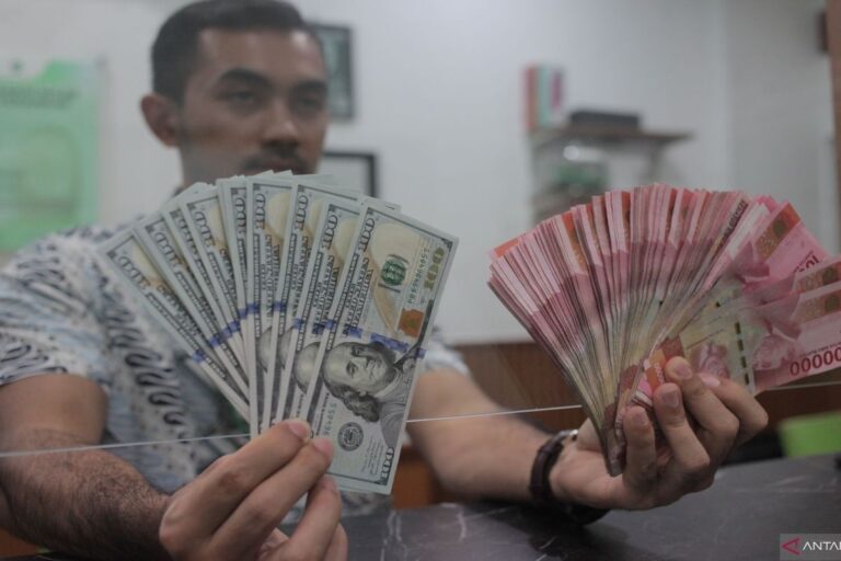 Rupiah menanjak saat pasar tunggu rilis data neraca perdagangan RI