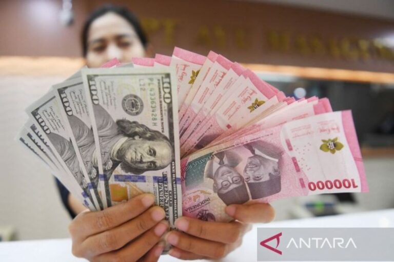 Rupiah merosot di tengah pasar nantikan rilis data tenaga kerja AS