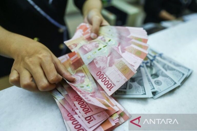 Rupiah merosot seiring pasar tunggu rilis PCE AS