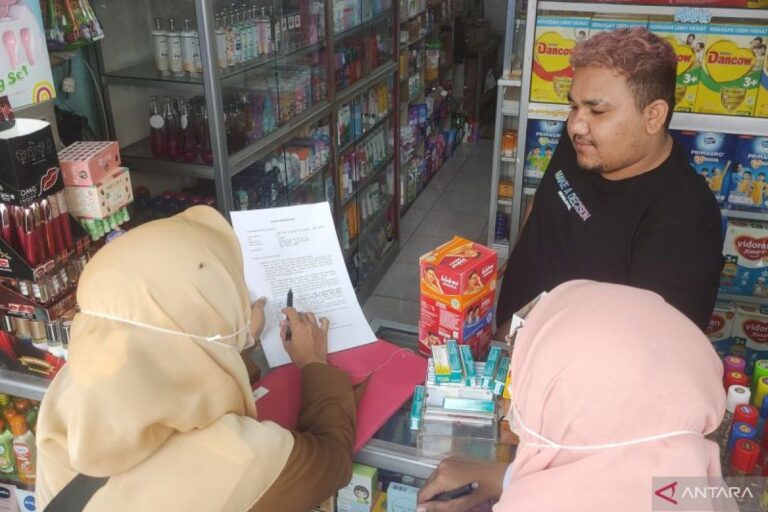 Satpol PP dan Sudinkes Jakbar sidak toko yang jual obat tanpa izin