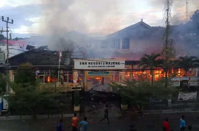 SMK Negeri 2 Majene Terbakar Hebat, Warga Panik Berhamburan