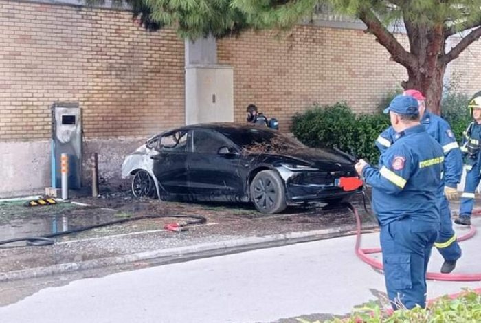 Tesla Model 3 Terbakar saat Isi Ulang Baterai, Api Sulit Dipadamkan