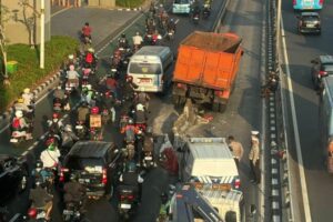 Truk Sampah Tabrak Separator Busway di Jalan Gatot Subroto, Lalu Lintas Macet