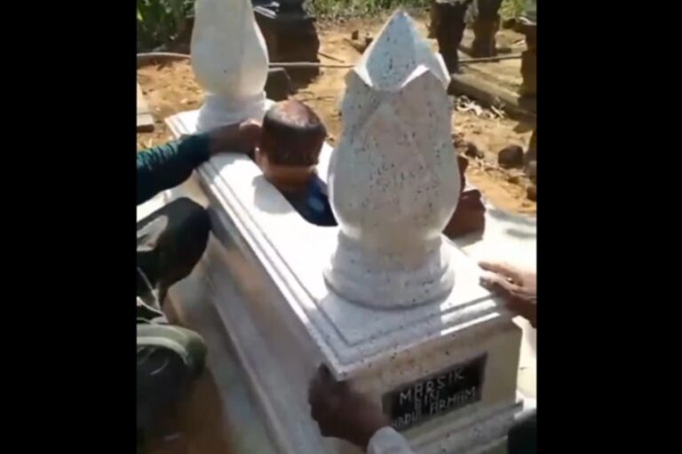 Viral! Bocah Tersangkut di Lubang Makam yang Sempit, Netizen Bingung Awal Kejadiannya