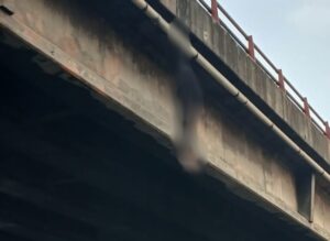 Warga Bandung Geger, Pria Ditemukan Tergantung di Flyover Cimindi